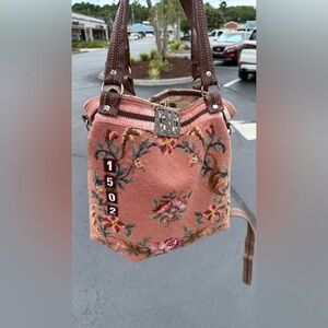 Melody Elizabeth Embroidered Floral Shoulder Bag in Pink